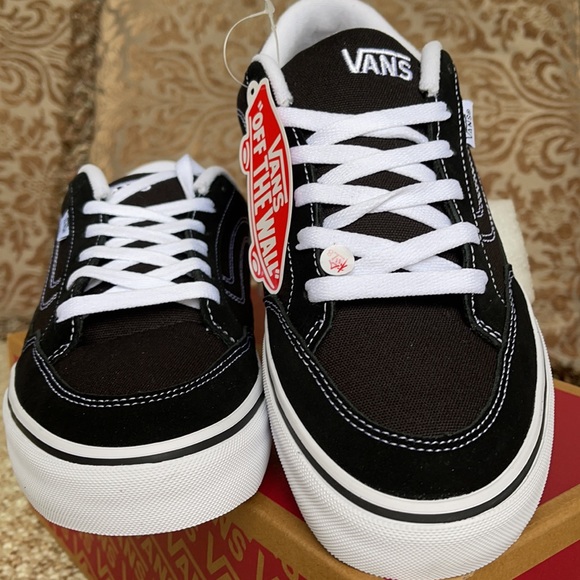 Vans Bearcat Black/White Men’s Bearcat
Black/White
VN000DT2BZW
Sneakers - Picture 9 of 16